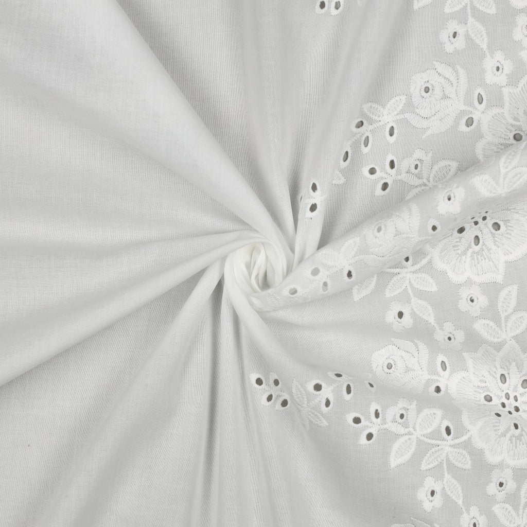 Hvid broderie anglaise med broderet kant i den ene side