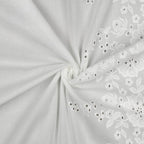 Hvid broderie anglaise med broderet kant i den ene side