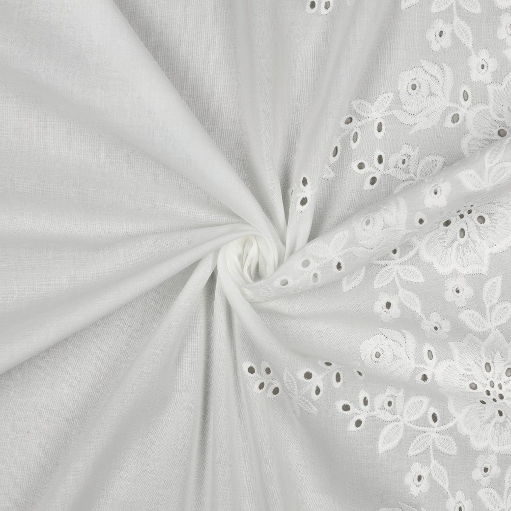 Hvid broderie anglaise med broderet kant i den ene side