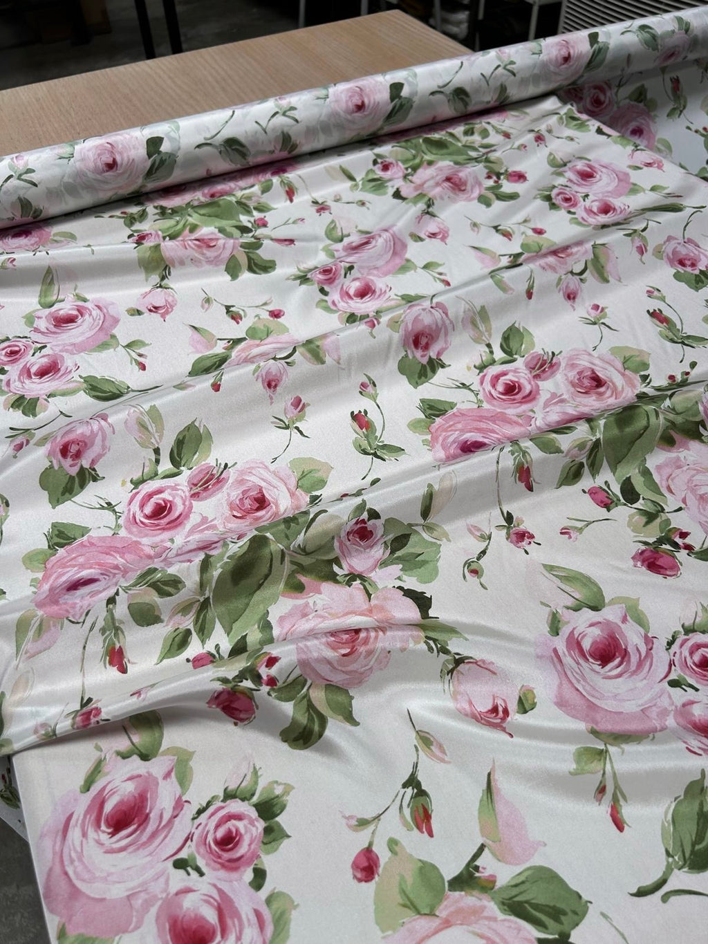 Rosabella - silke satin med rosenprint