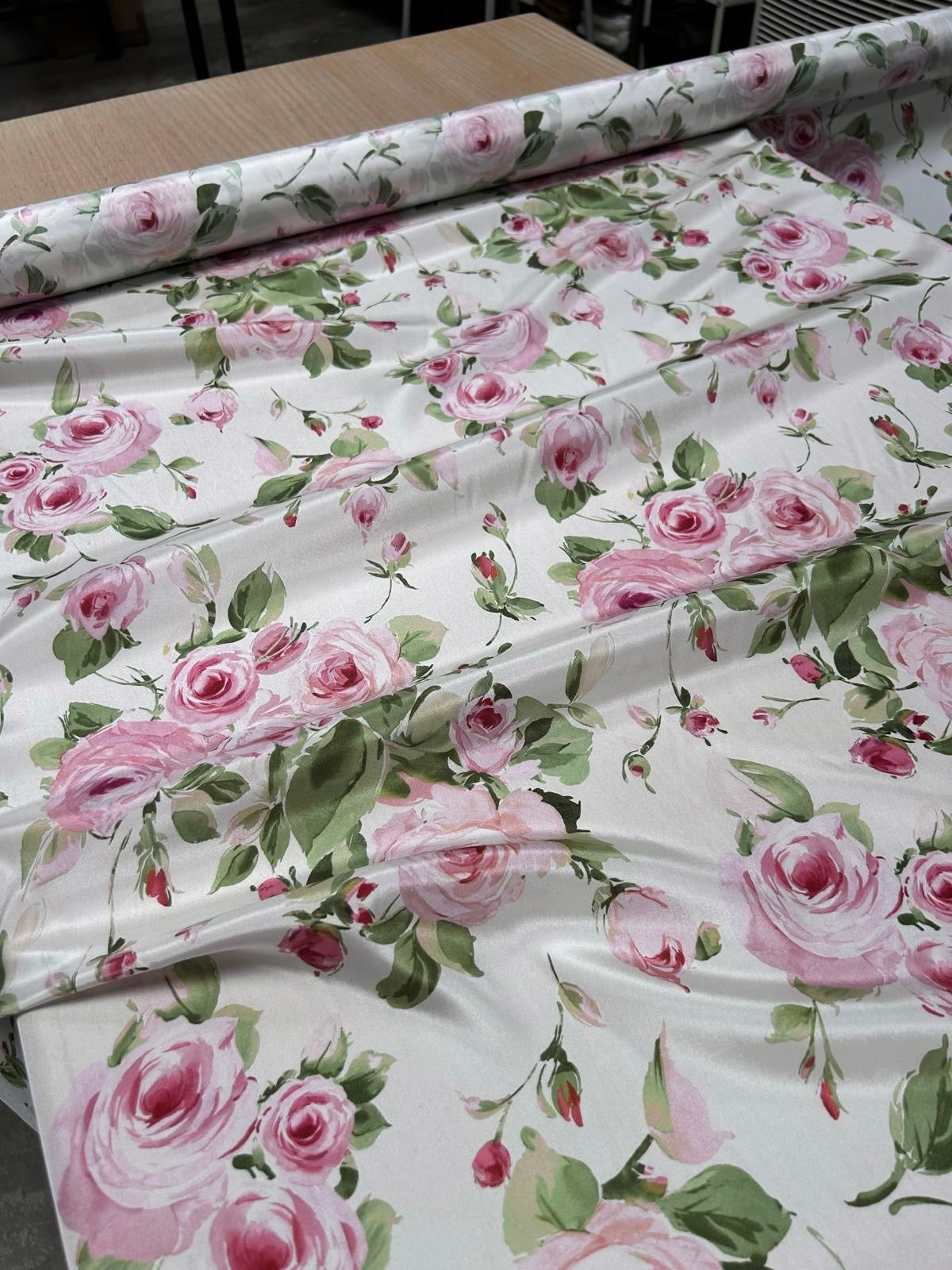 Rosabella - silke satin med rosenprint