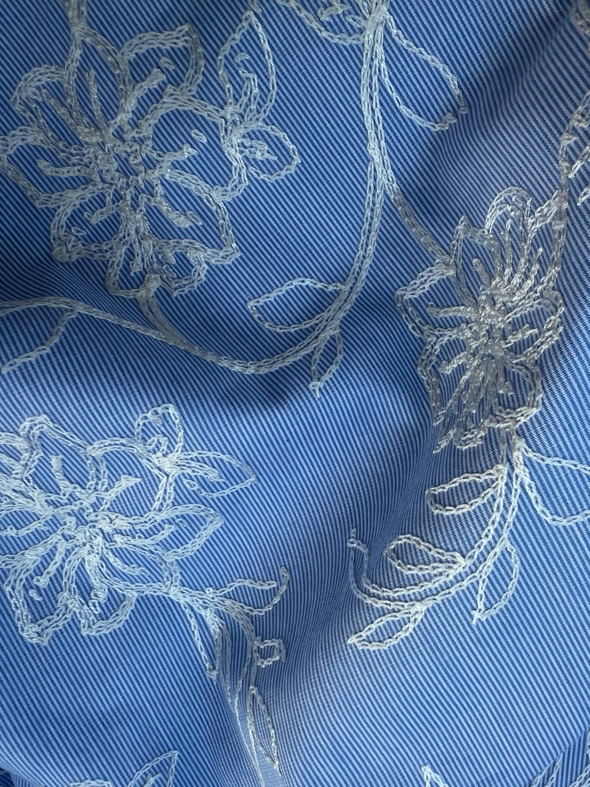Carla - bomuldsstof med striber og blomsterbroderi