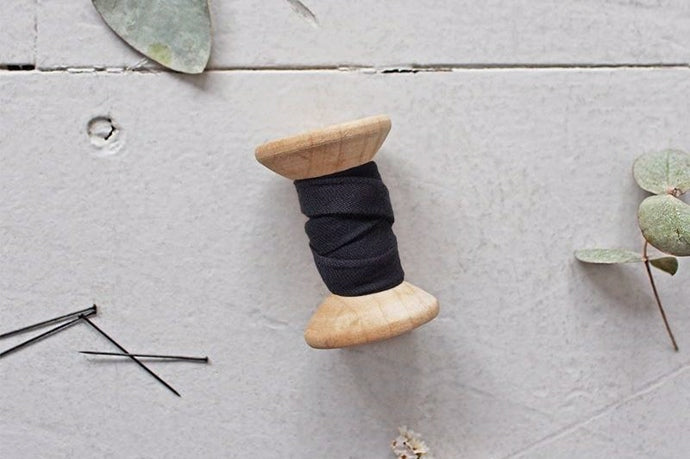 Mørkeblå bomulds skråbånd fra Atelier Brunette