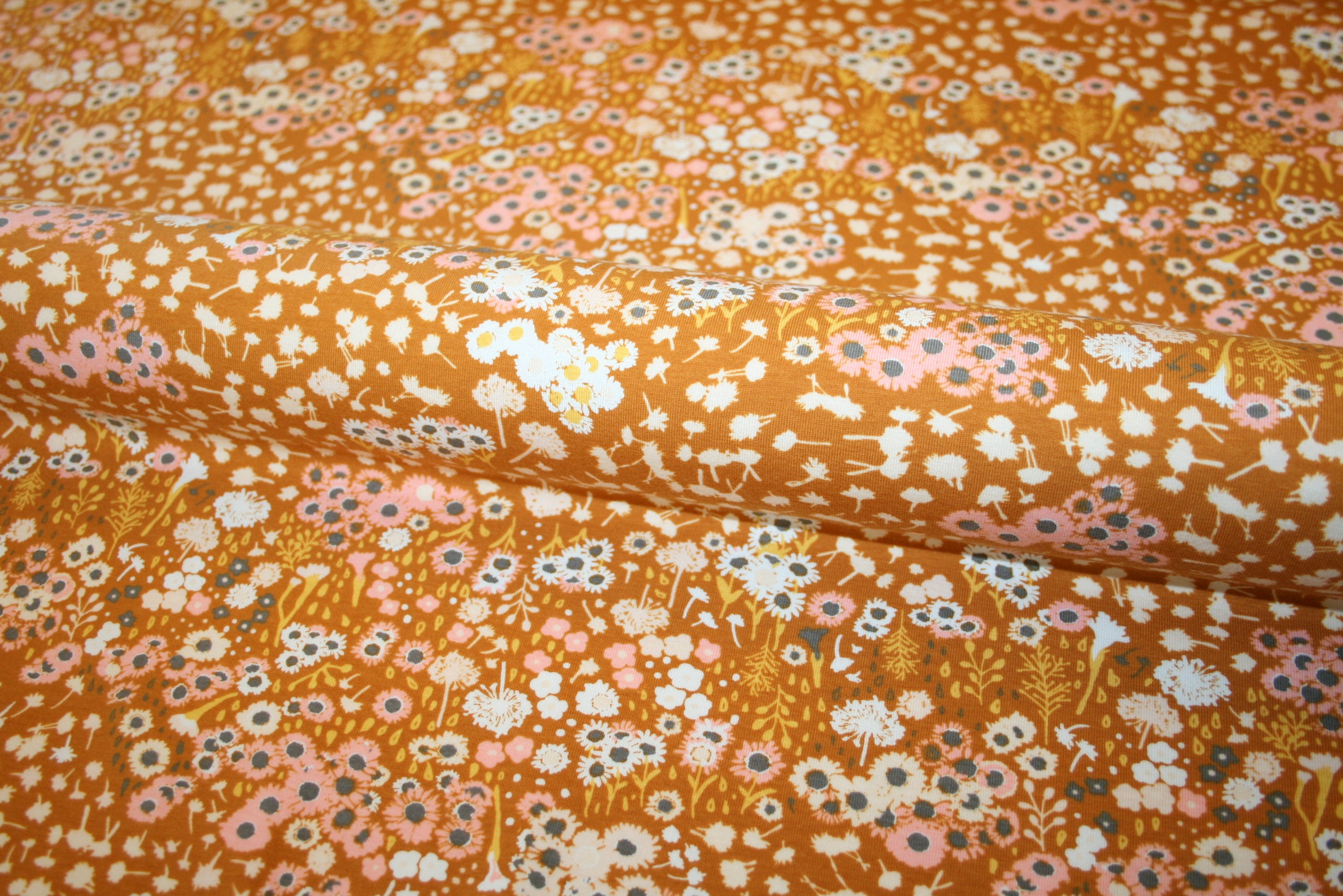 Bomuldsjersey med små blomster på en okker bund 'Marigold' fra Art Gallery Fabrics