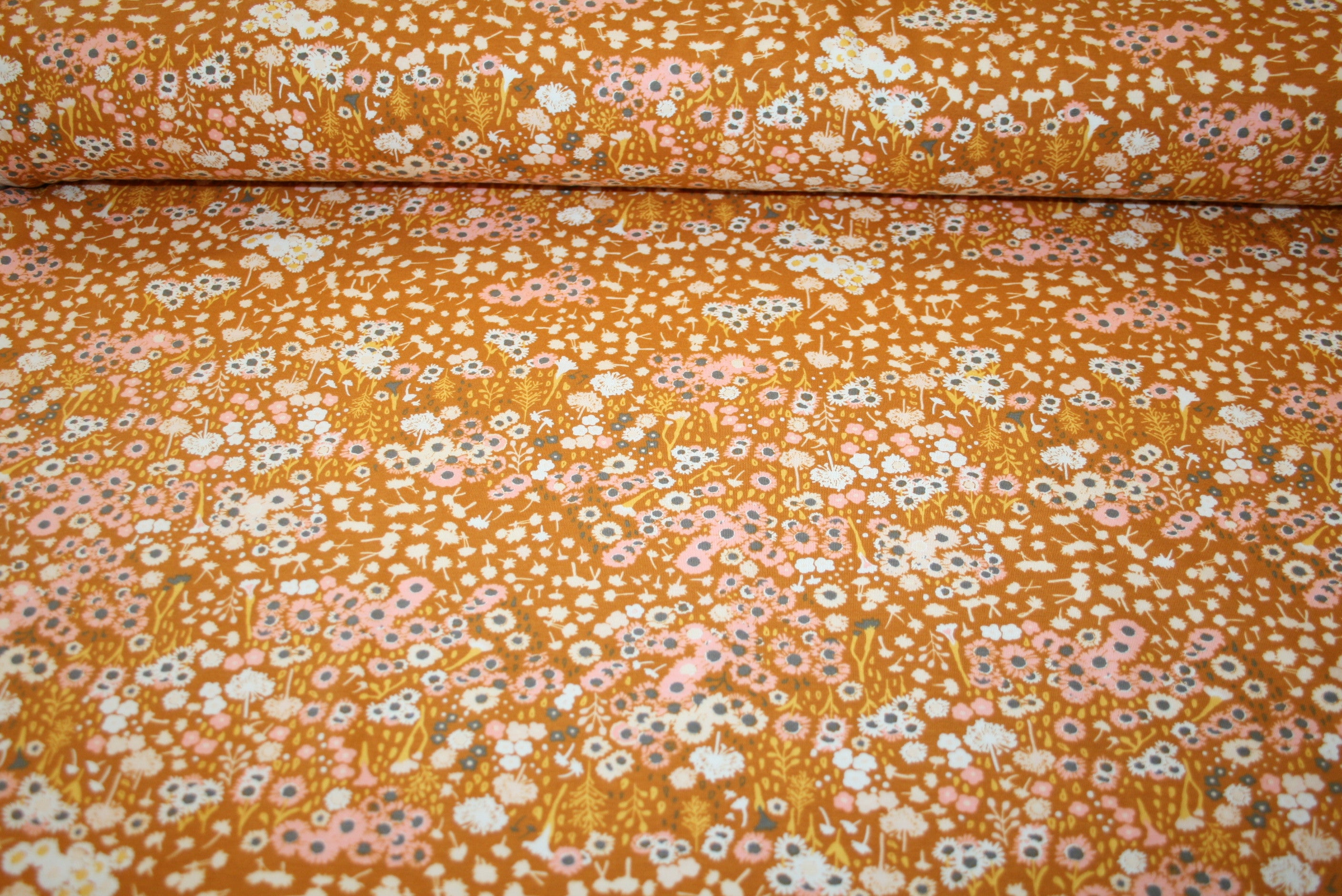 Små blomstret bomuldsjersey 'Marigold' fra Art Gallery Fabrics