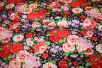 Bomuldsstof med farvestrålende blomsterprint