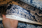 Italiensk deadstock silke satin med mørkeblåt ornamentprint - ægkant