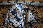 Italiensk deadstock silke satin med mørkeblåt ornamentprint - i hånden
