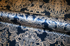 Italiensk deadstock silke satin med mørkeblåt ornamentprint - tæt på