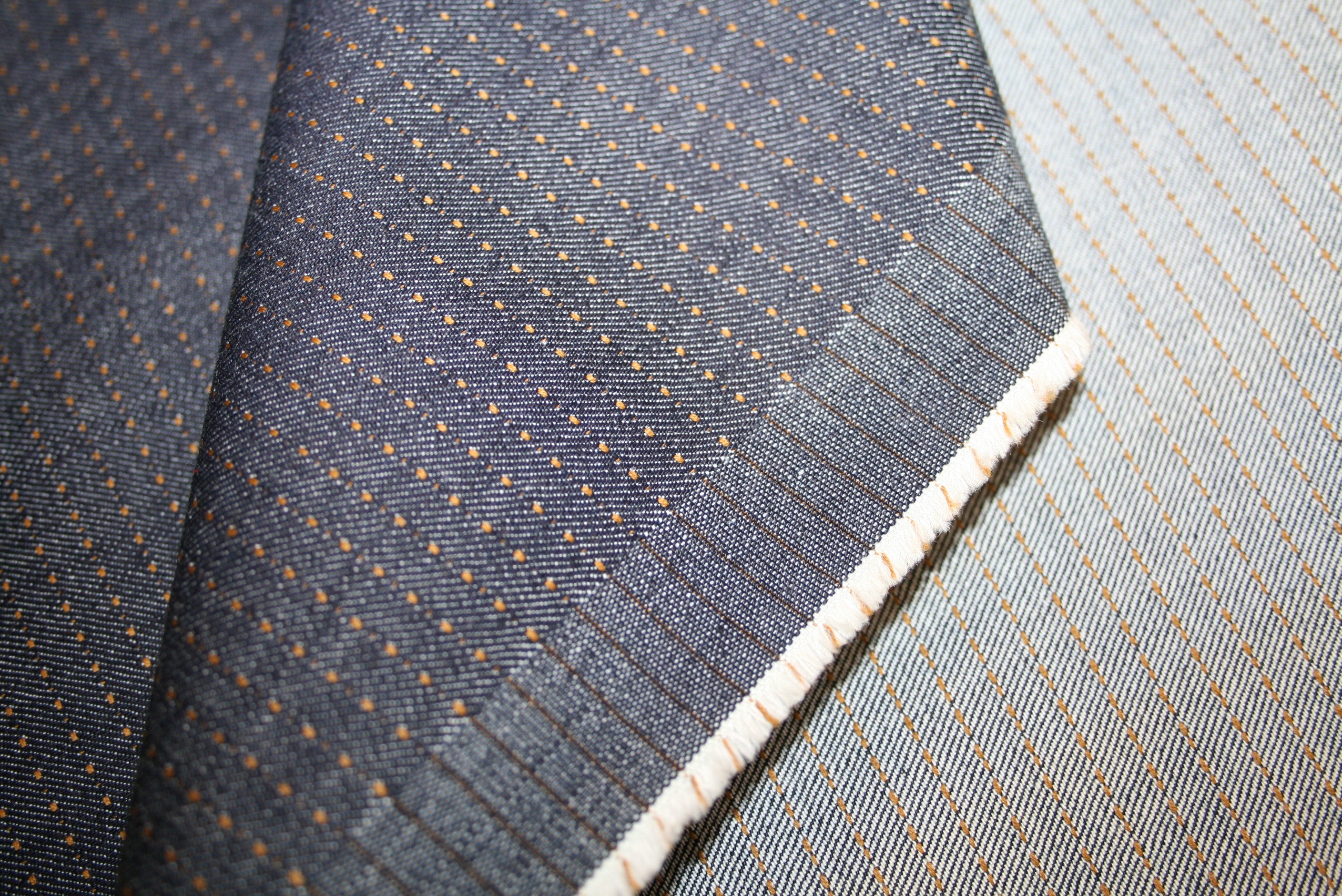 Italiensk denim med okkergule stikninger