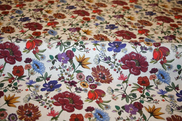 Let italiensk hør med romantisk blomsterprint og naturlig struktur i stoffets overflade