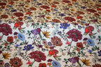 Let italiensk hør med romantisk blomsterprint og naturlig struktur i stoffets overflade