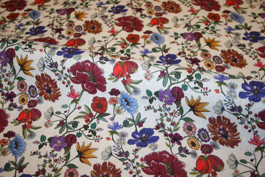Italiensk hørstof med botanisk blomsterprint og akvarellignende detaljer i grønne, bordeaux og blå nuancer
