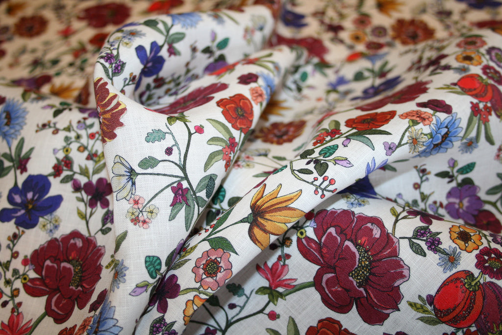 Hørstof med eksklusivt blomsterprint i mellemstor skala fra Italien – velegnet til kjoler, skjorter og boligprojekter