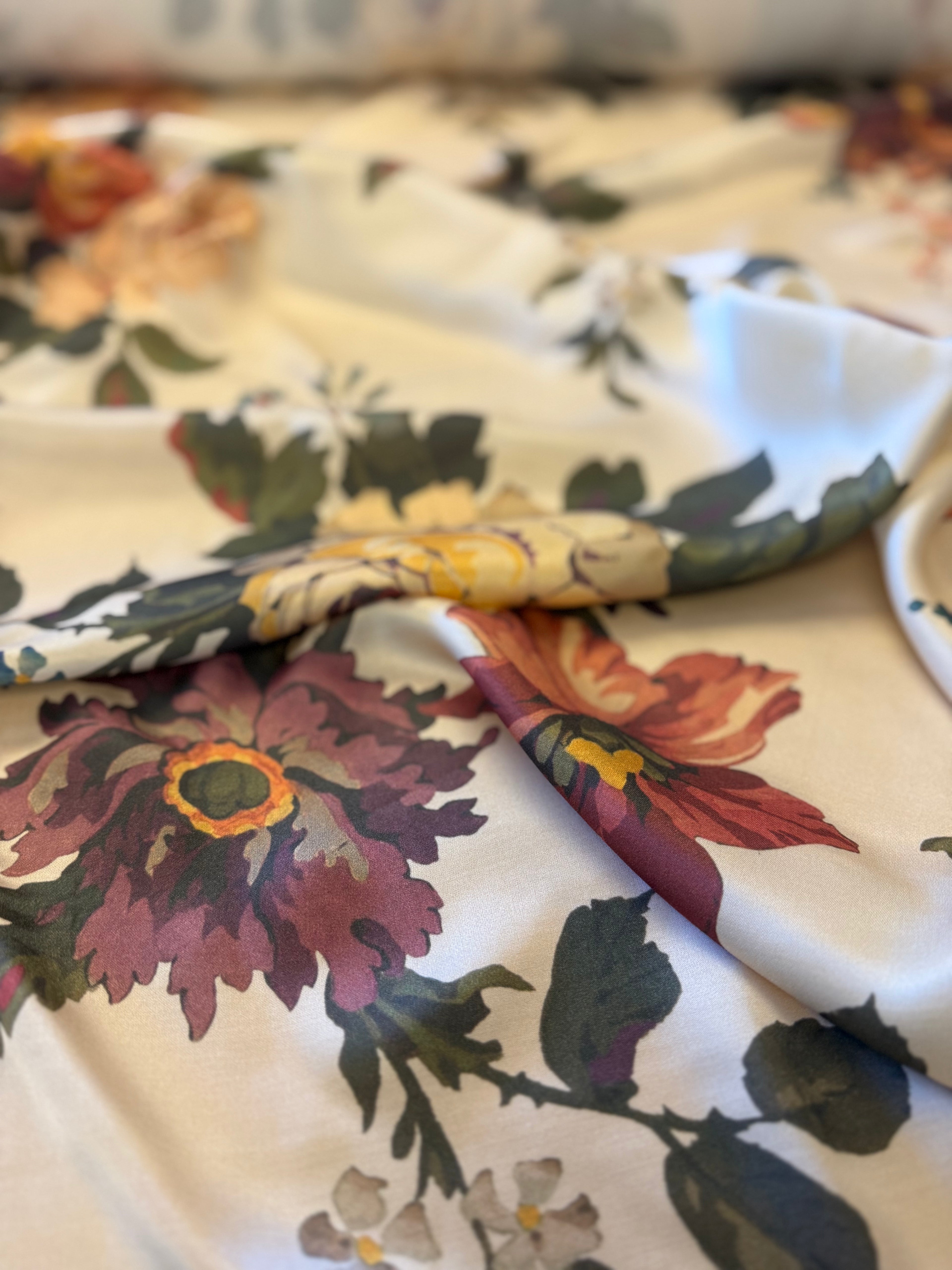 Liberty Fabrics satinvævet viskose med blomsterprint på champagnefarvet bund