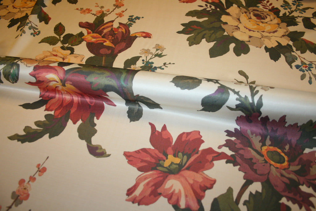 Liberty satinvævet viskose med stort blomsterprint i bordeaux og rosa på champagnefarvet bund