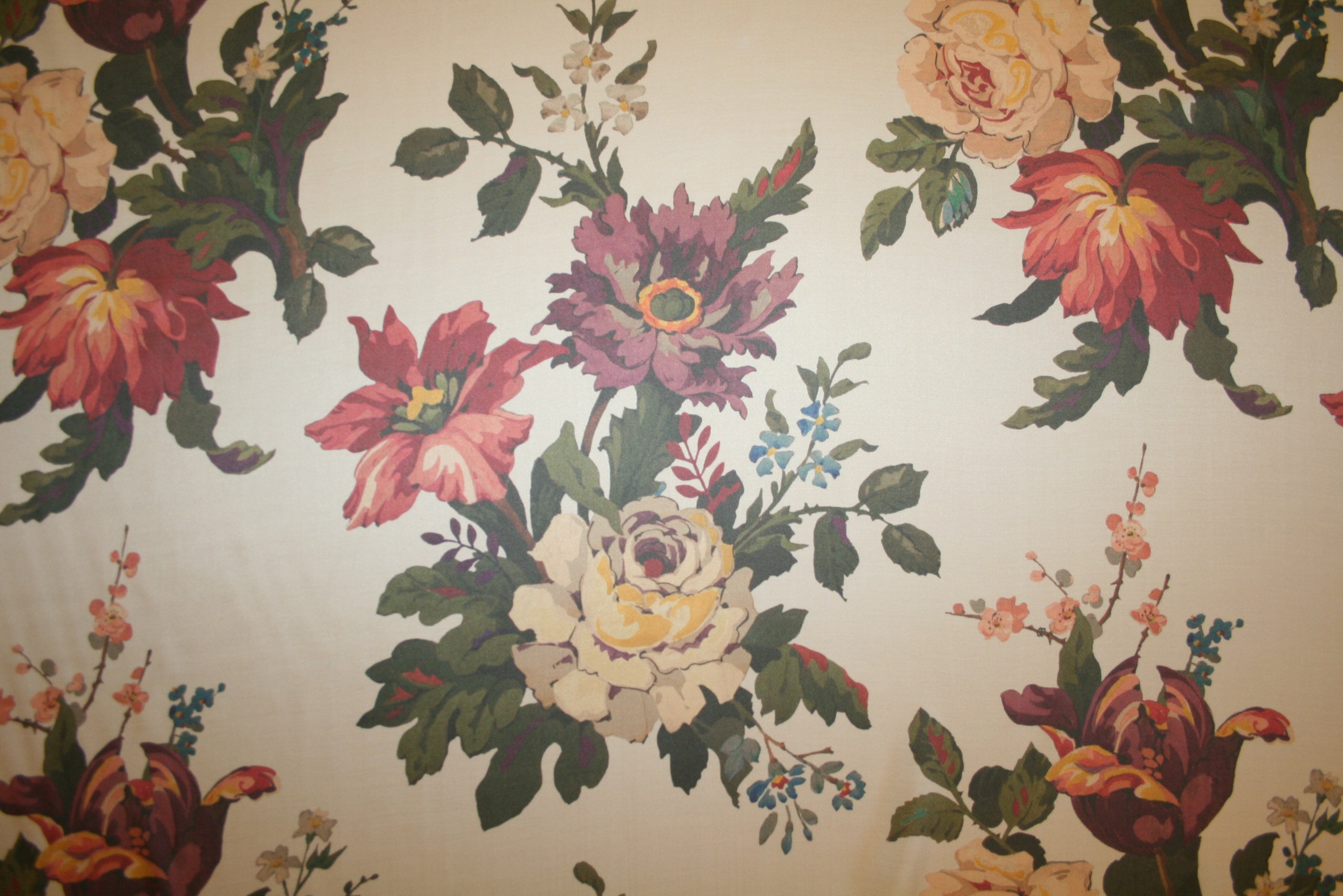 Liberty Bickington satinviskose med store romantiske blomster i bordeaux, oliven og creme