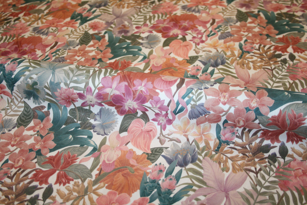Greenhouse Tropic Liberty stof med frodigt tropisk print i varme og kølige farvenuancer