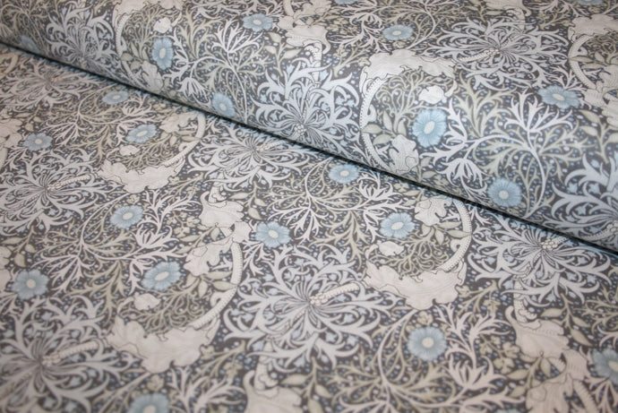 William Morris 'Pure Seaweed Slate' bomuldsstof – tæt botanisk mønster med snoede tangplanter og blomster i slate-grå, hvid og lyseblå