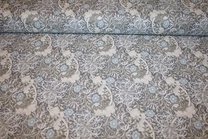 William Morris 'Pure Seaweed Slate' bomuldsstof – detalje af det tætte tangplante-mønster i kølige grå og blå nuancer