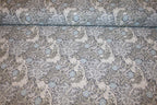 William Morris 'Pure Seaweed Slate' bomuldsstof – detalje af det tætte tangplante-mønster i kølige grå og blå nuancer