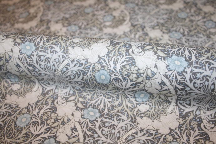 William Morris 'Pure Seaweed Slate' bomuldsstof – detalje af det tætte tangplante-mønster i kølige grå og blå nuancer