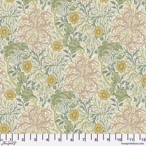 William Morris 'Mini Seaweed Cream' bomuldsstof – tæt botanisk mønster med tangplanter, blade og blomster i grøn, støvet rosa og gylden på cremet bund