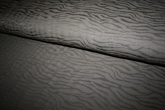 Tiger Khaki jacquardvævet viskose med diskrete tigerstriber i brungrøn khaki