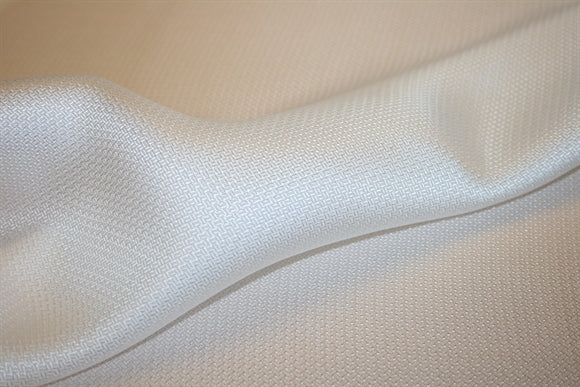 Silva di Bianco silke –
råhvid med geometrisk vævning,
100% silke, 137 cm bred
