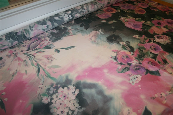 Ovattato deadstock silkestof med romantisk blomsterprint i lyserød, grå, grøn, lilla og hvid – nærbillede af mønster