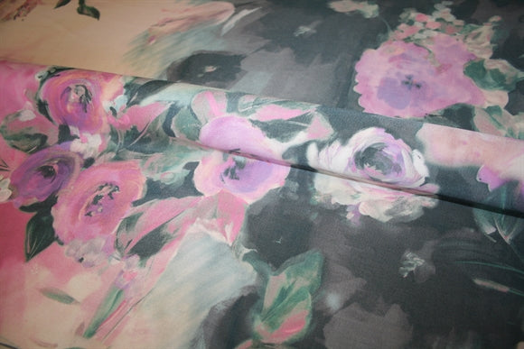 Ovattato silkestof i dagslys – blomsterprint med let gennemsigtighed