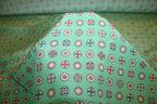 Silke crepe de chine med diskret signaturprint i mint