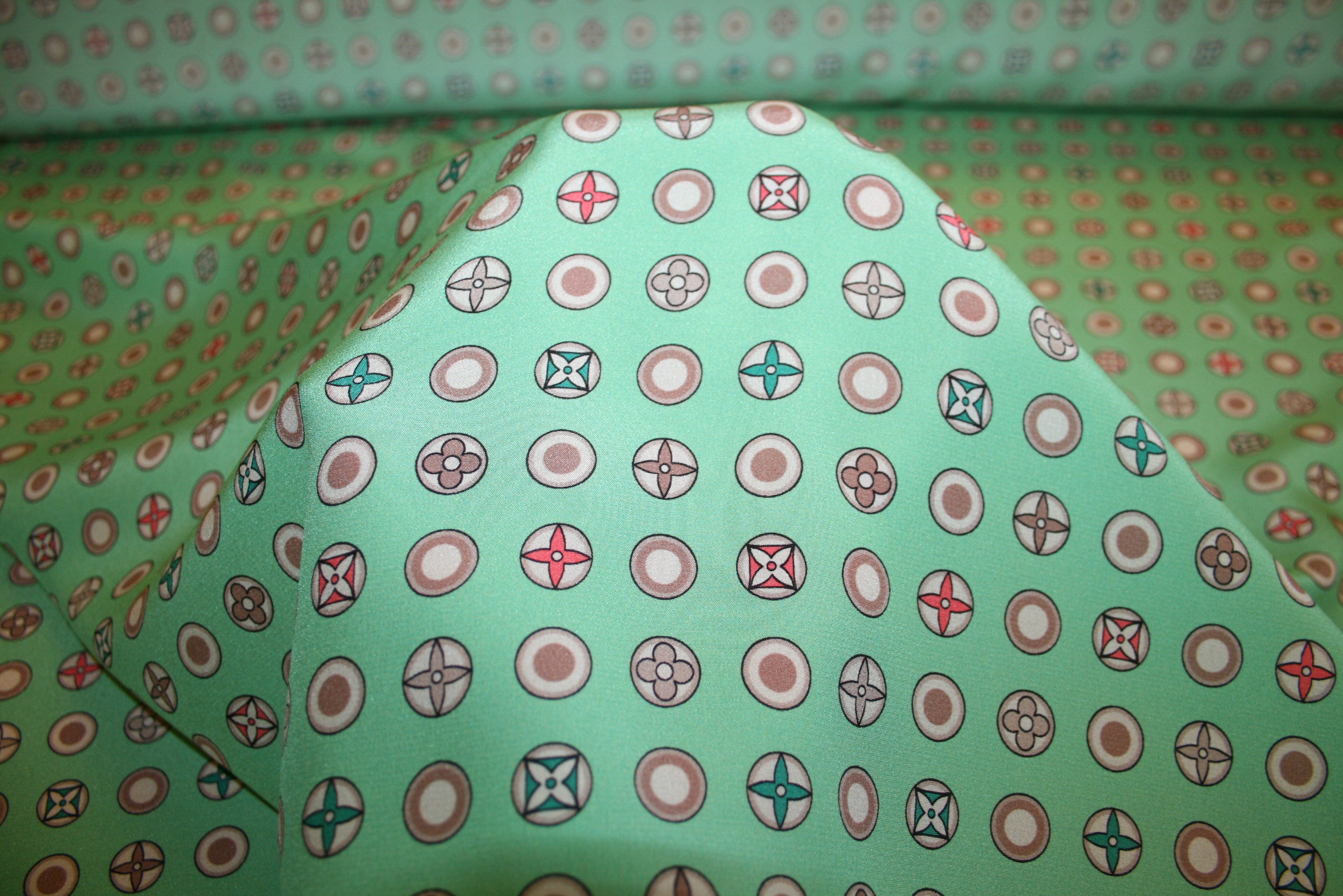 Silke crepe de chine med diskret signaturprint i mint