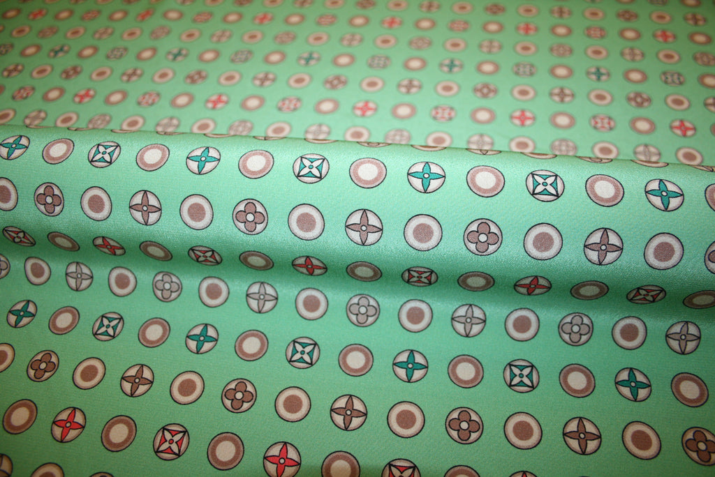 Mintgrøn silke crepe de chine med lille grafisk monogramprint