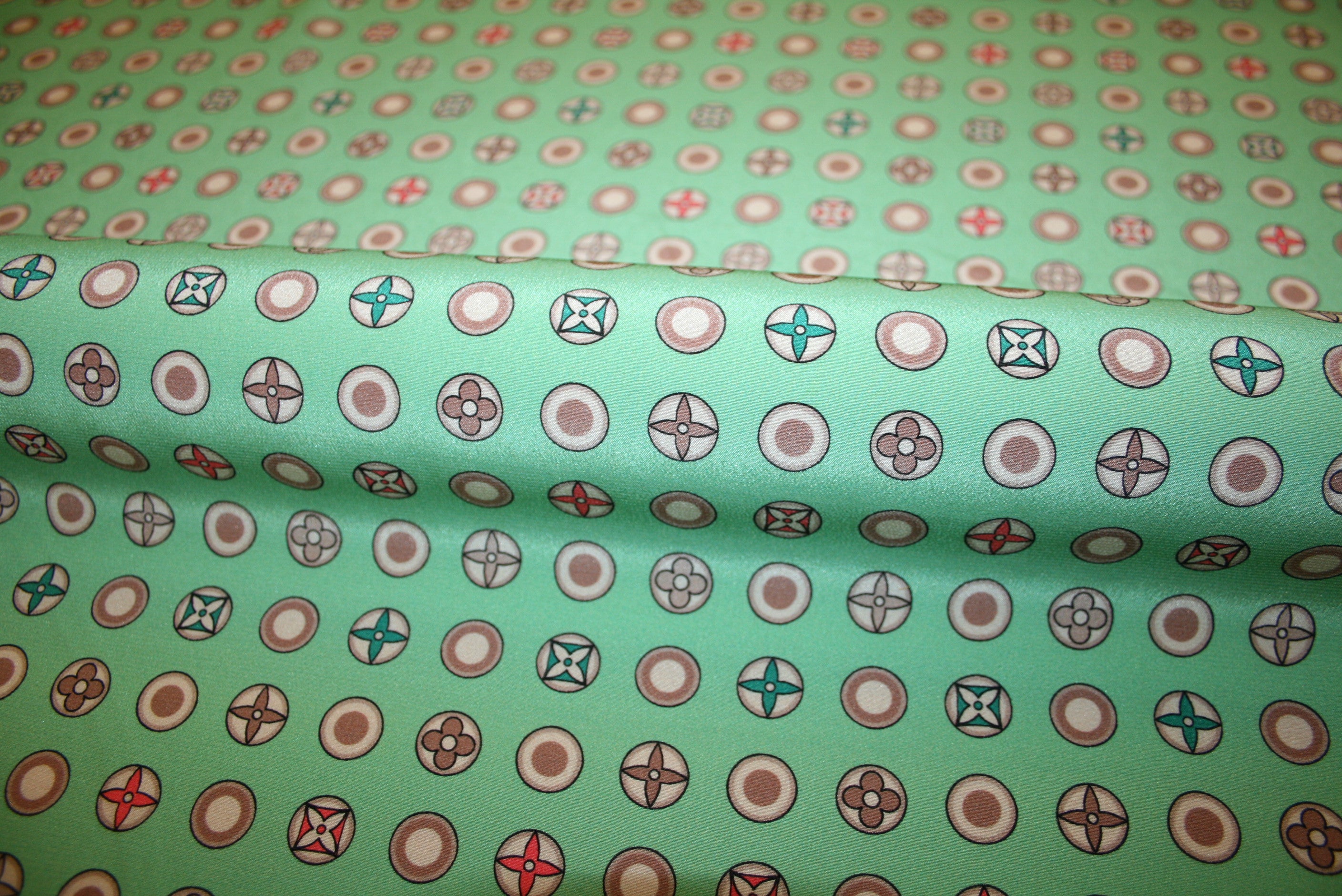 Mintgrøn silke crepe de chine med lille grafisk monogramprint