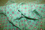 Eksklusivt silke crepe de chine stof med lille geometrisk print