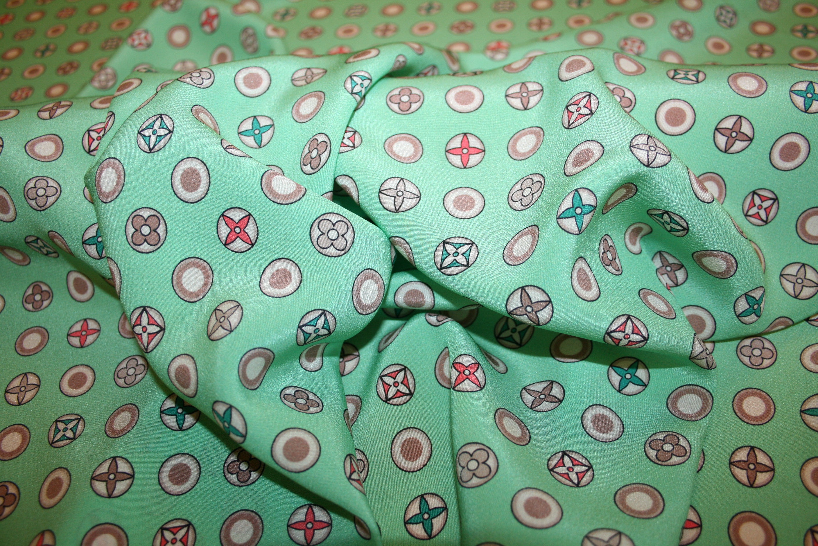 Eksklusivt silke crepe de chine stof med lille geometrisk print