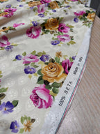 Nærbillede af jacquardvævet silke med blomsterprint og elegant tone-i-tone vævning på lys bund