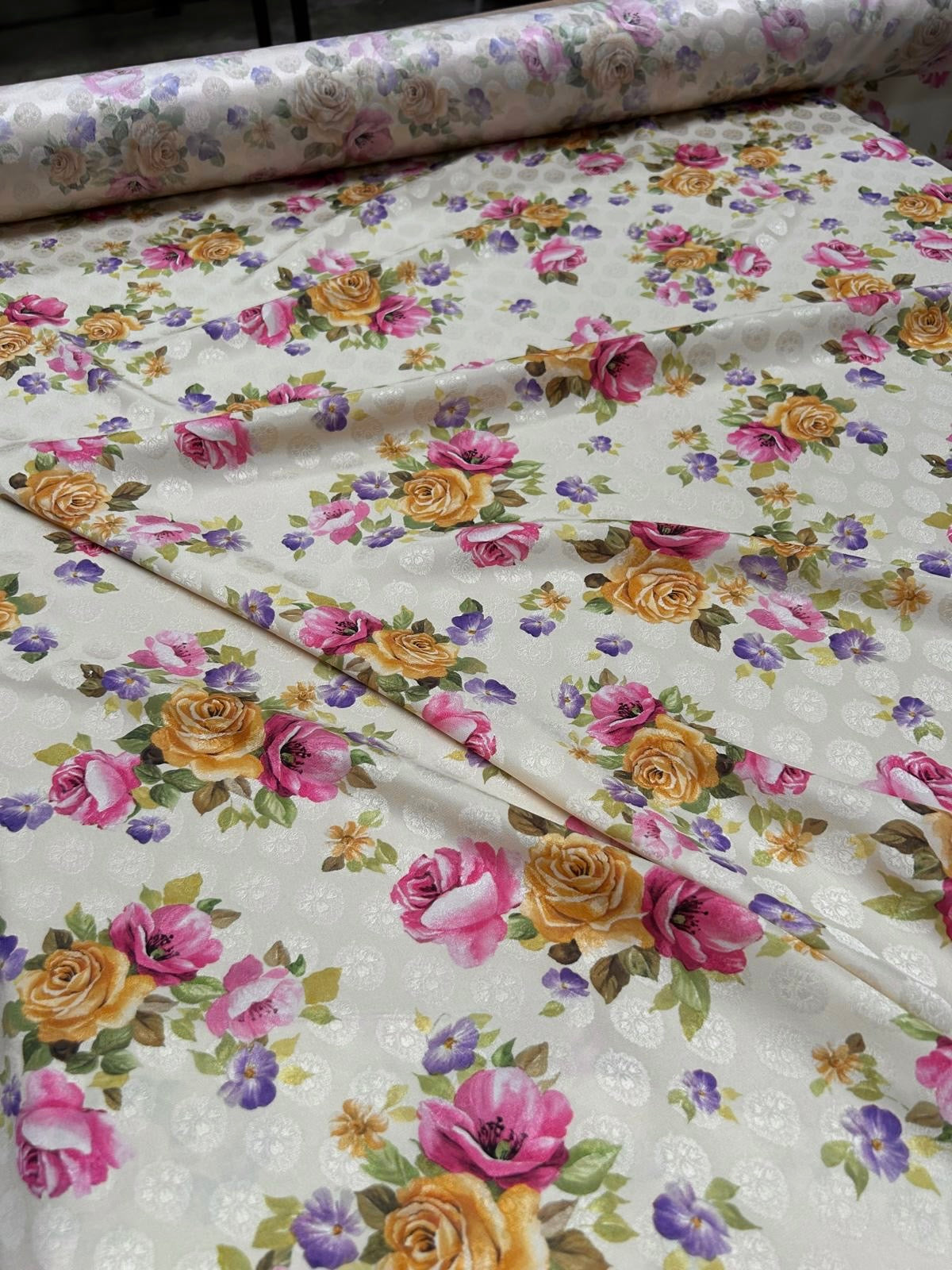 Eksklusiv silke med romantisk blomsterprint i rosa, lavendelblå og grønne nuancer samt diskret jacquardstruktur