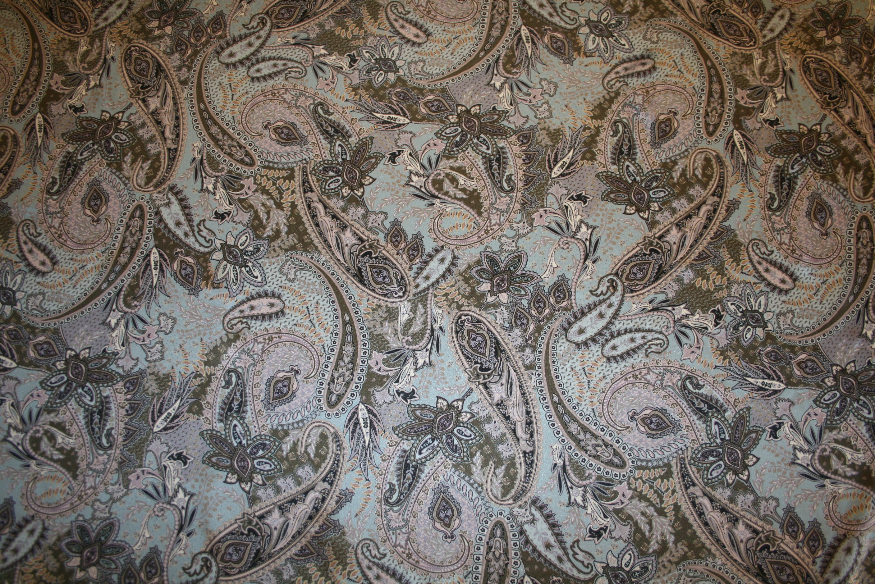 Detalje af italiensk satinvævet silke med ornamenteret print