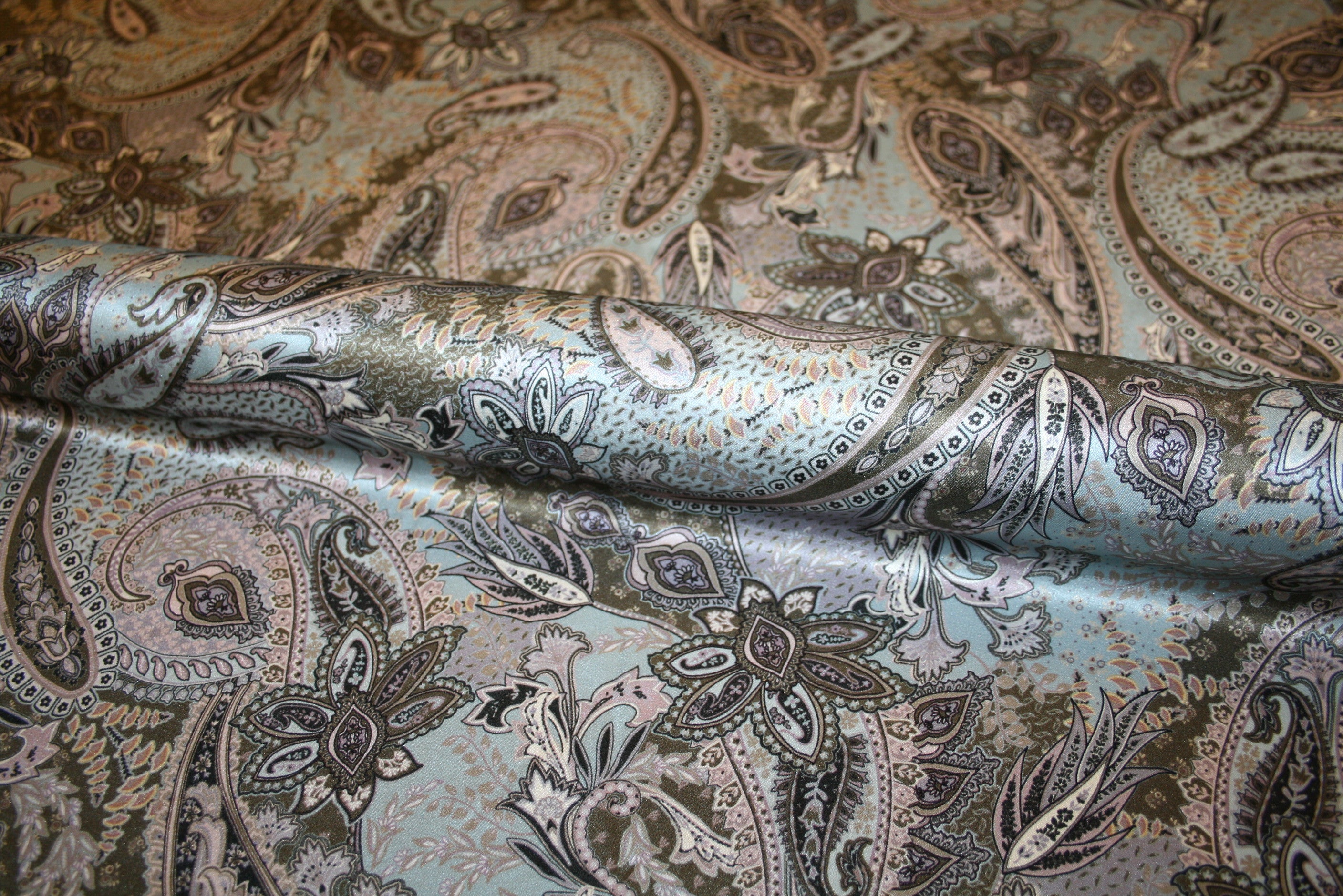 Italiensk silke satin med paisleyprint i støvede nuancer