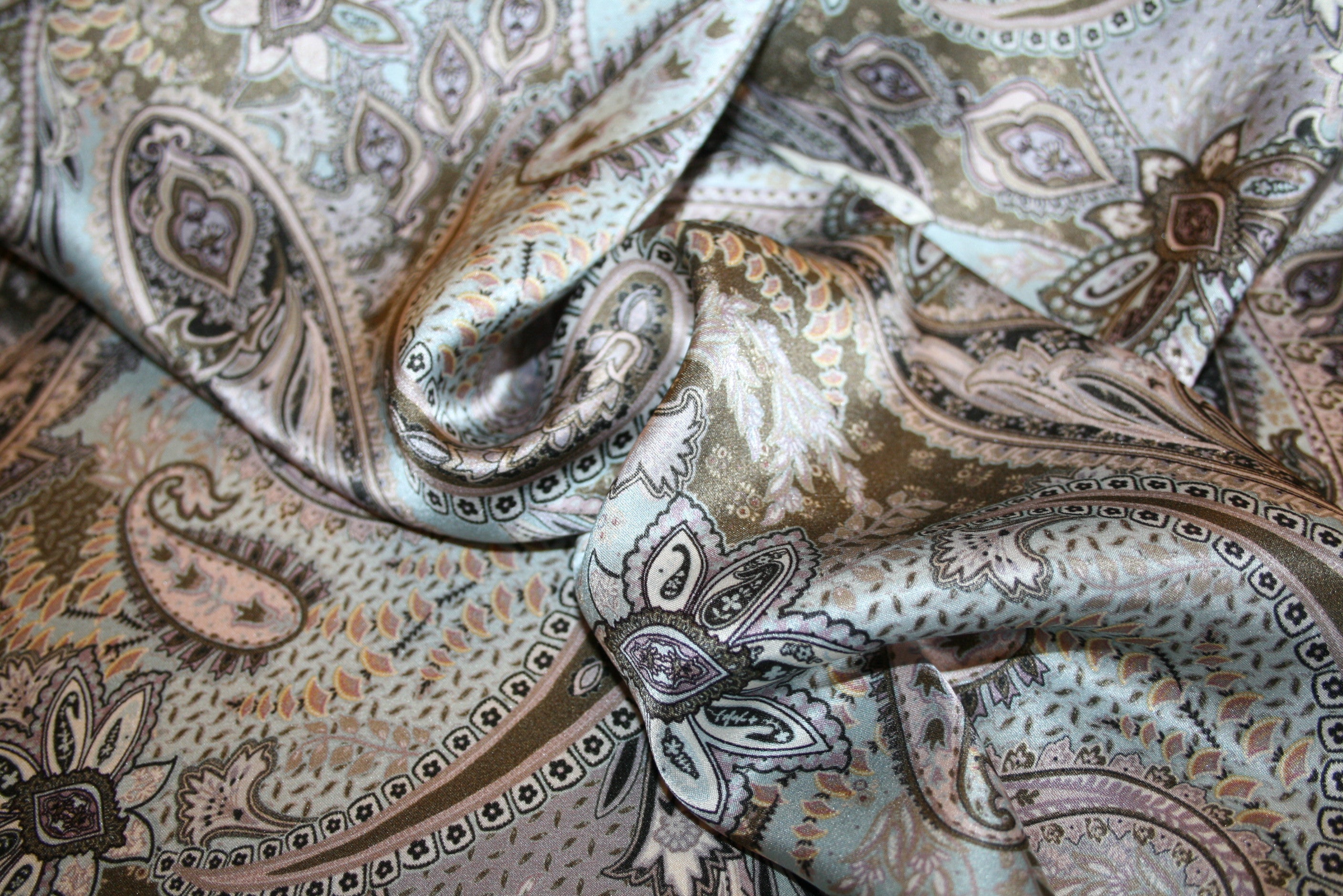 Paisley silke satin fra Italien med levende fald og glans