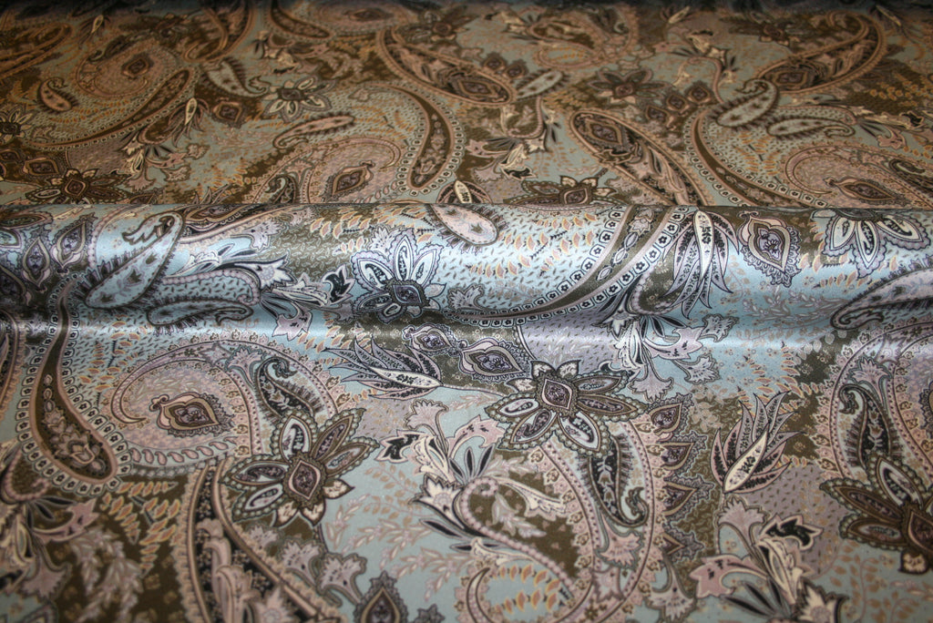 Luksuriøs silke satin metervare med vintage-inspireret paisleyprint