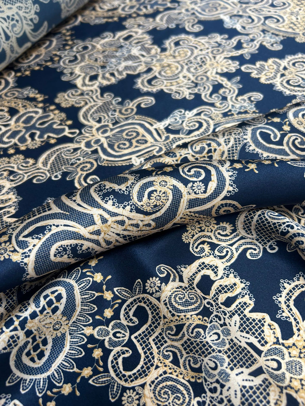 Italiensk deadstock silke satin med mørkeblåt ornamentprint