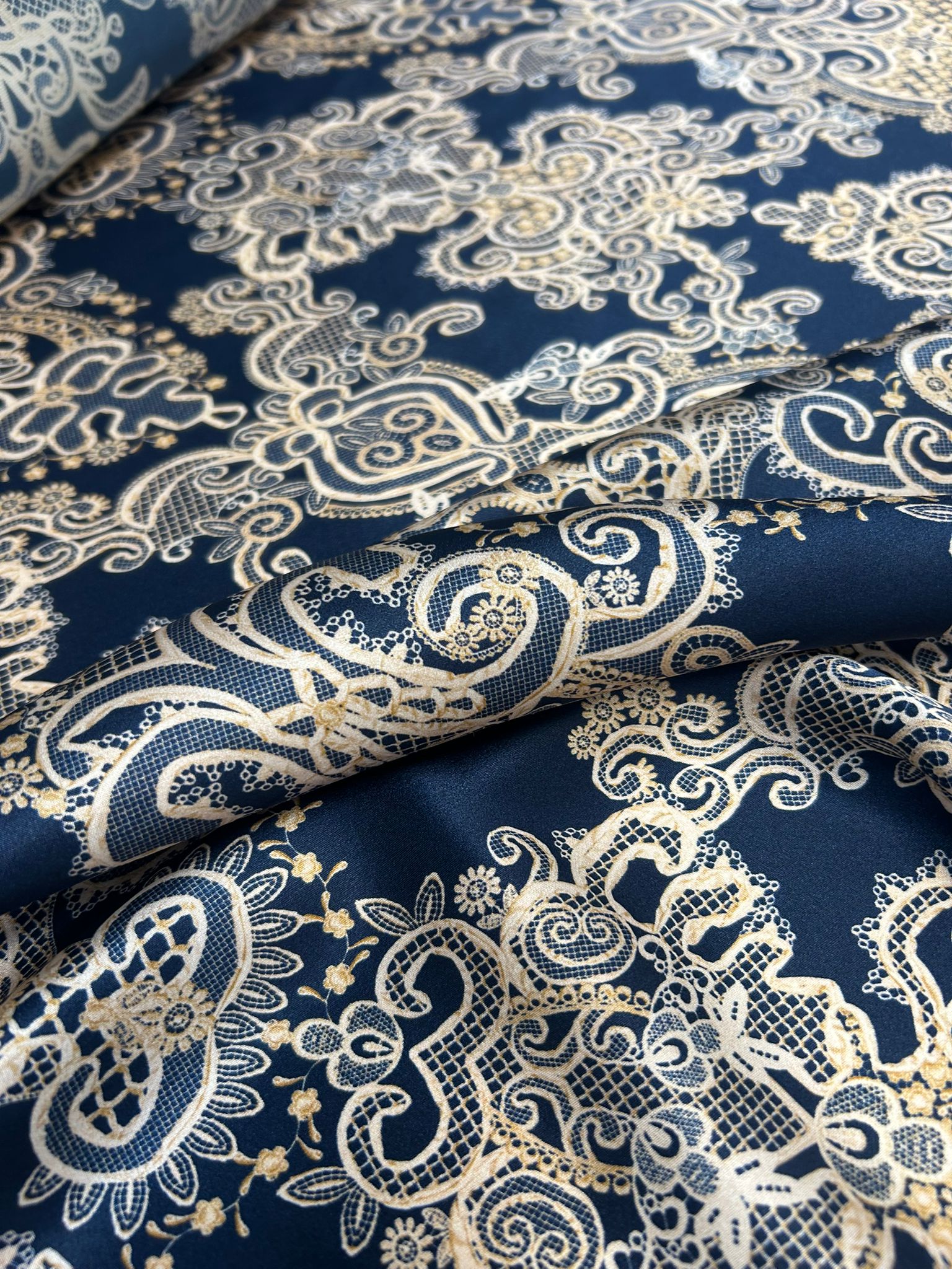 Italiensk deadstock silke satin med mørkeblåt ornamentprint