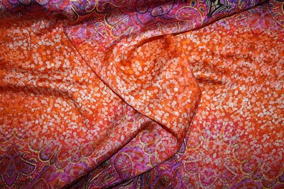 'Ardente' twillvævet silke –
orange og koral paisley-mønster
med lilla og pink nuancer, 100% silke