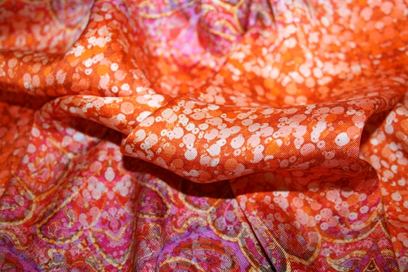 'Ardente' silke i twillvævning –
glødende orange og pink nuancer
med elegant fald og diskret glans