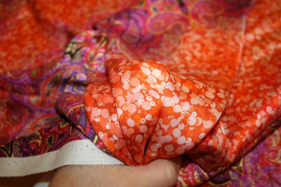 'Ardente' silkestof draperet –
blødt fald og luksuriøs tekstur
i orange, koral og lyserød