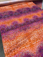 'Ardente' silkestof –
detaljerede ornament- og paisleymotiver
i orange, koral og lilla