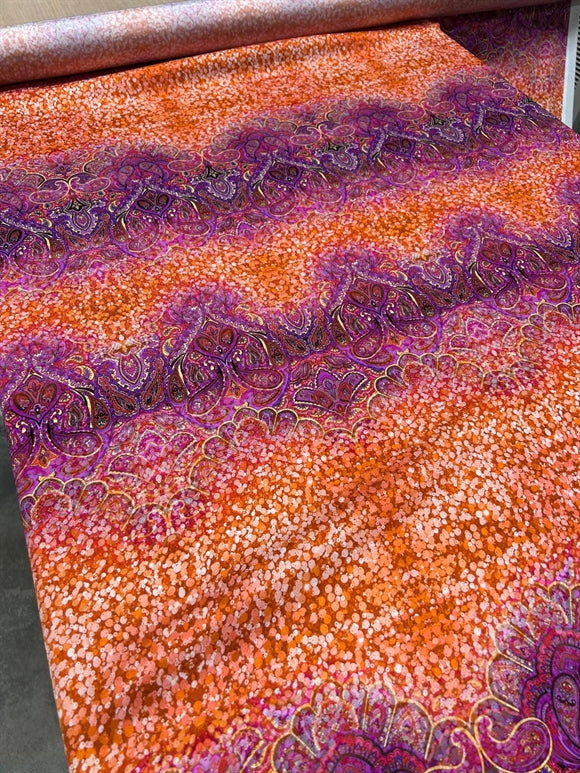 'Ardente' silkestof –
detaljerede ornament- og paisleymotiver
i orange, koral og lilla